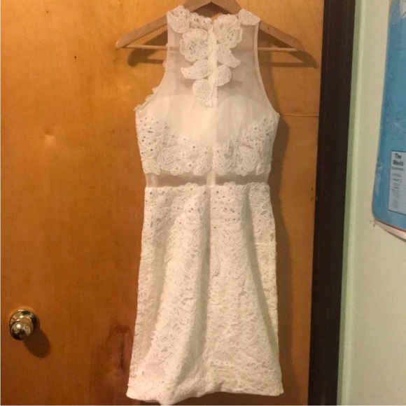 Elegant White Lace Sleeveless Dress - Picture 3 of 5